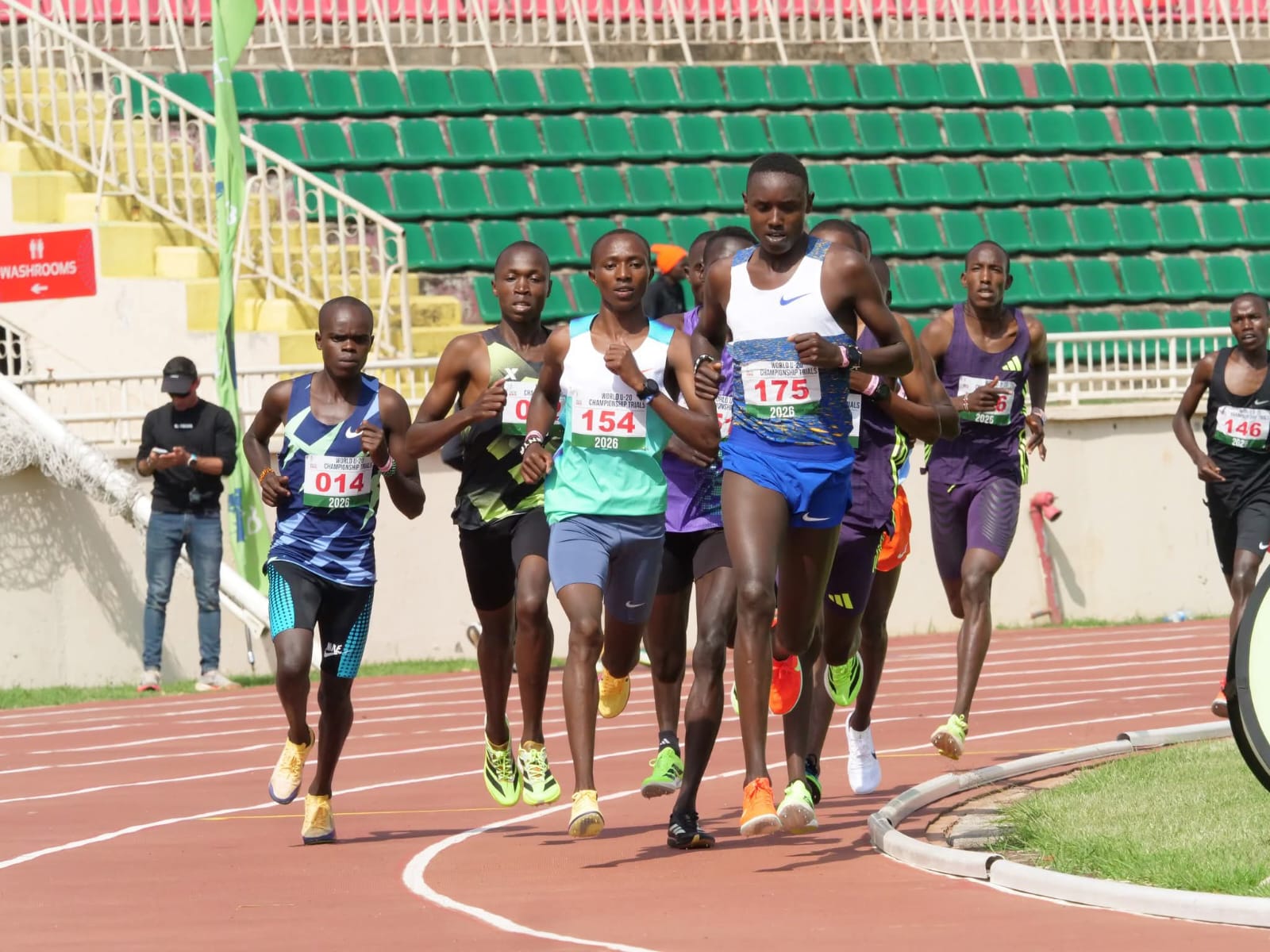 Kelvin Kipkurui leading pack mid-race in 5,000m at U20 trials.