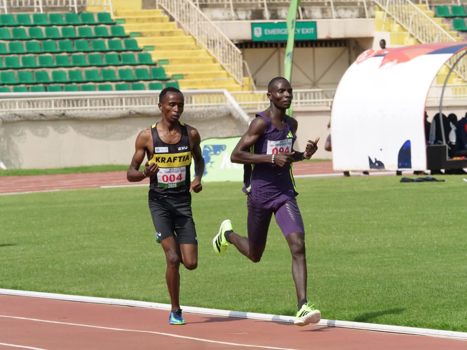 Kipng’eno overtaking Andrew Alamisi during 5,000m race.
