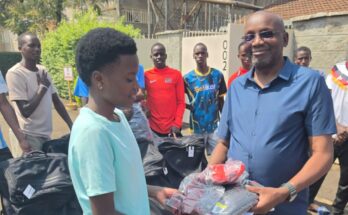 Barnaba Korir presents Team Kenya kits to U20 athletes.