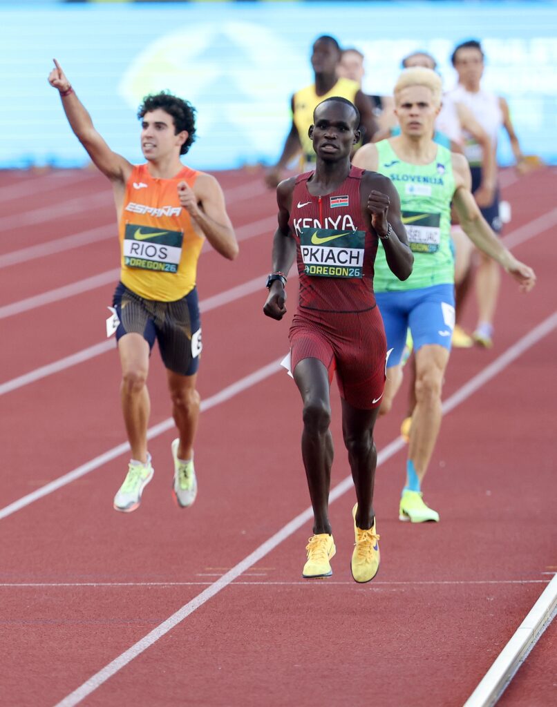 Nashon Pkiach racing in the 800m semifinal